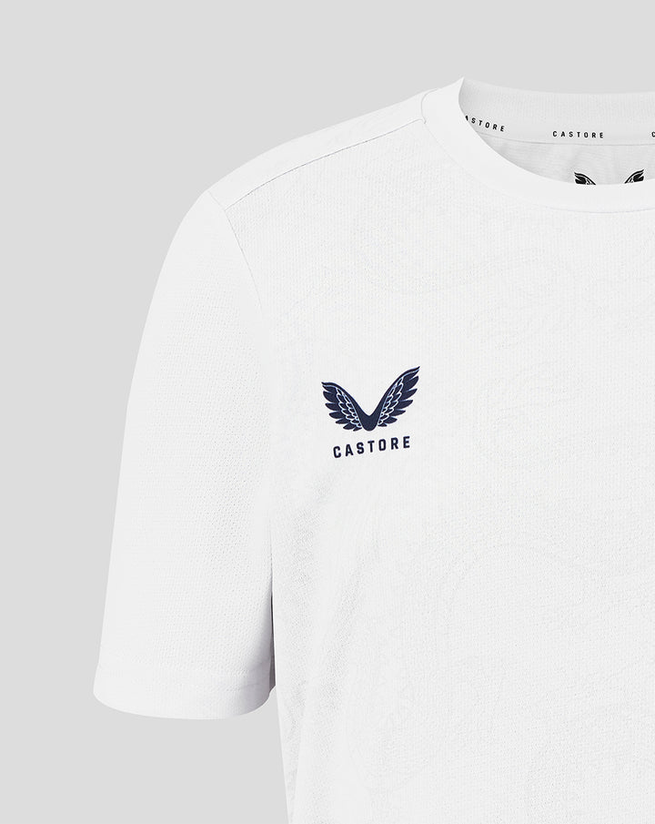 Close-up of white training tee chest featuring Castore logo and HKCR crest.