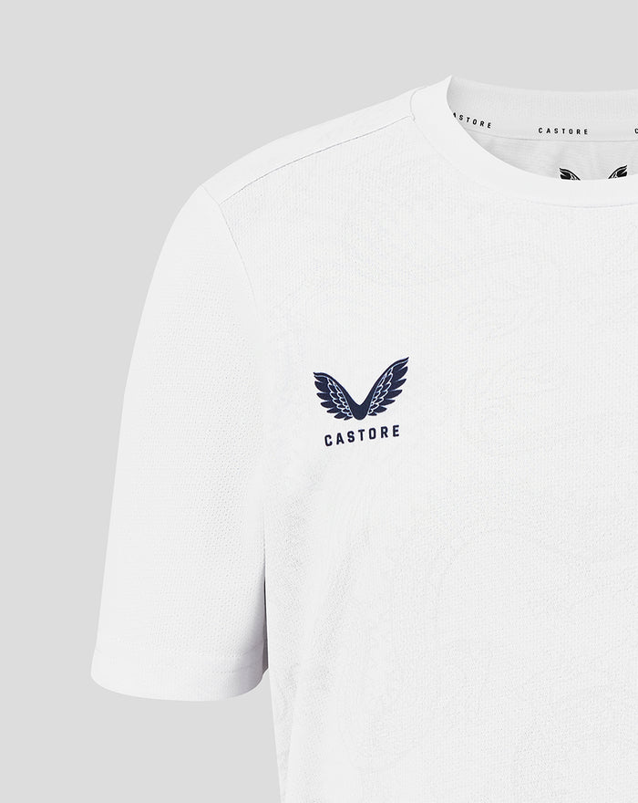 Close-up of white training tee chest featuring Castore logo and HKCR crest.